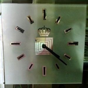 Зеркало с часами