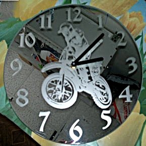 Зеркало с часами