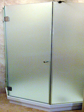 Прозрачные и матовые душевые кабины из стекла