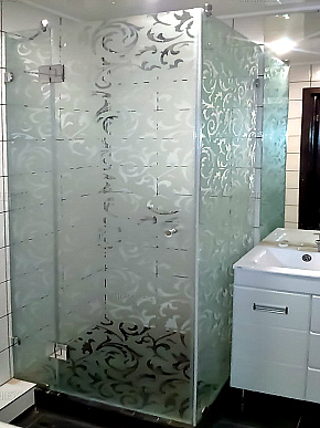Стеклянные душевые кабины с матовым рисунком