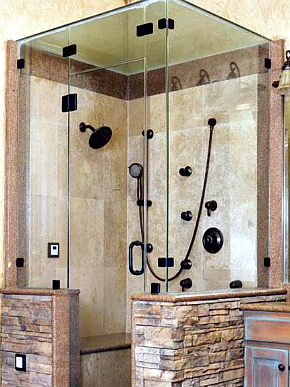 Нестандартные душевые кабины из стекла
