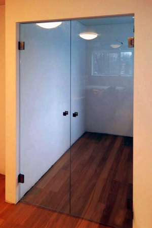 Стеклянные двери распашные.