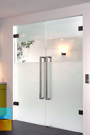 Стеклянные двери распашные.