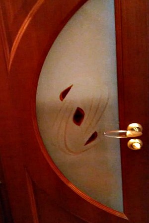 Заменить разбитое стекло в межкомнатной двери