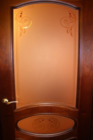 Фигурные стекла в межкомнатной двери 