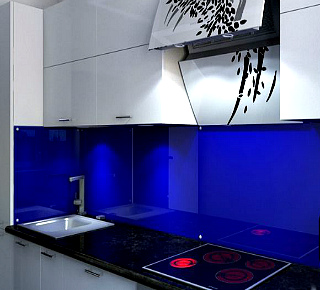 Фартук на кухню из стекла с пленкой.