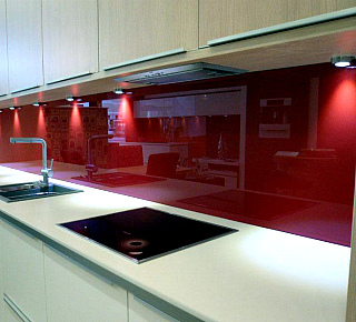 Фартук на кухню из стекла с пленкой.