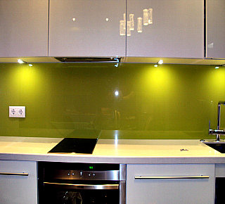 Фартук на кухню из стекла с пленкой.