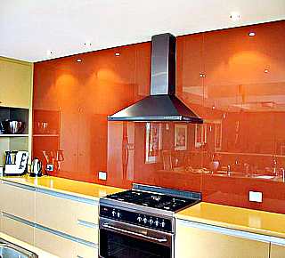 Фартук на кухню из стекла с покраской