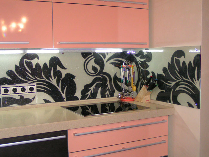 Изготовление стеклянных фартуков для кухни