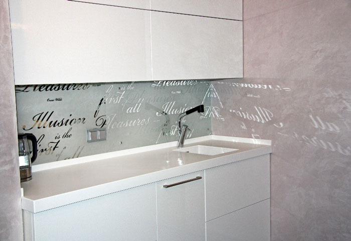 Стеклянный фартук для кухни