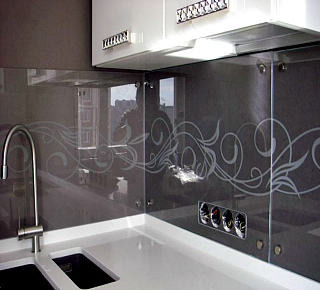 Стеклянные фартуки.