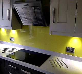 Фартук на кухню из стекла с покраской