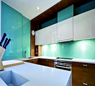 Фартук на кухню из стекла с пленкой.