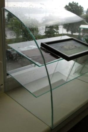 Гнутые стекла для витрин