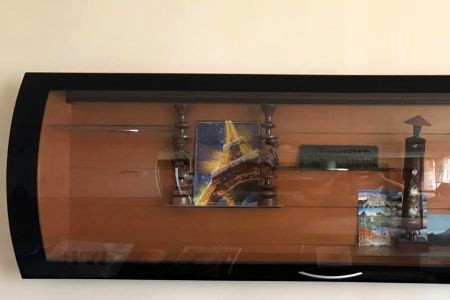 Гнутые стекла для витрин