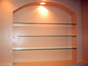 Стеклянные полки в нишу