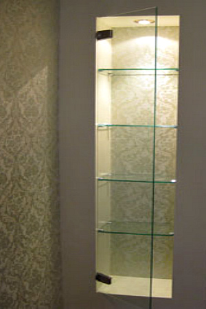 Стеклянные полки с дверцами