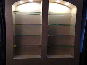 Стеклянные полки в нишу