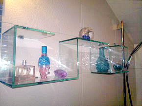 Настенная полка склееная из стекла