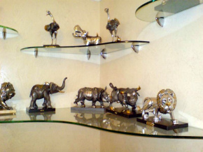 Стеклянные фигурные полки.