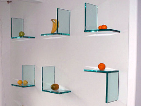 Гнутые стеклянные полки заказать в нашем салоне