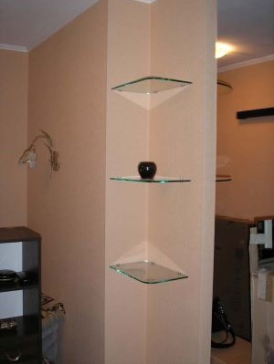 Стеклянные фигурные полки.