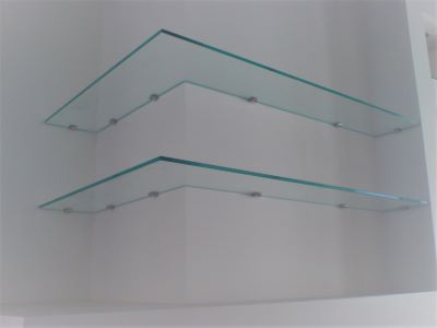 Стеклянные фигурные полки.