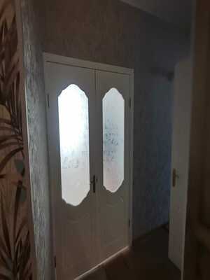 Стекло шале бесцветное в распашных дверях