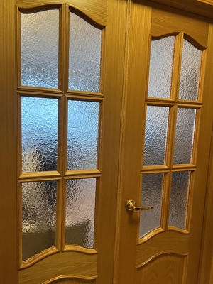 Как выглядит стекло Атлантик в распашных дверях