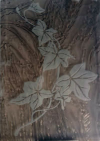 Пескоструйный рисунок на рифленом стекле.