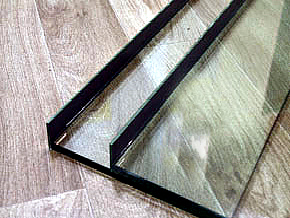 Гнутые стеклянные полки заказать в нашем салоне