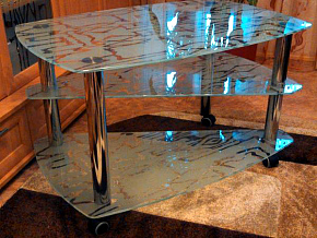 Журнальный стол из стекла