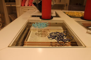 Вставка из прозрачного стекла в деревянную столешницу