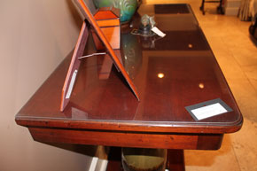 Прозрачное стекло с закругленными углами на деревянный стол