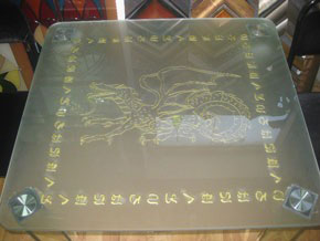 Столешница с золотым рисунком дракона