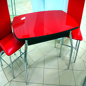 Цветные стеклянные столешницы.